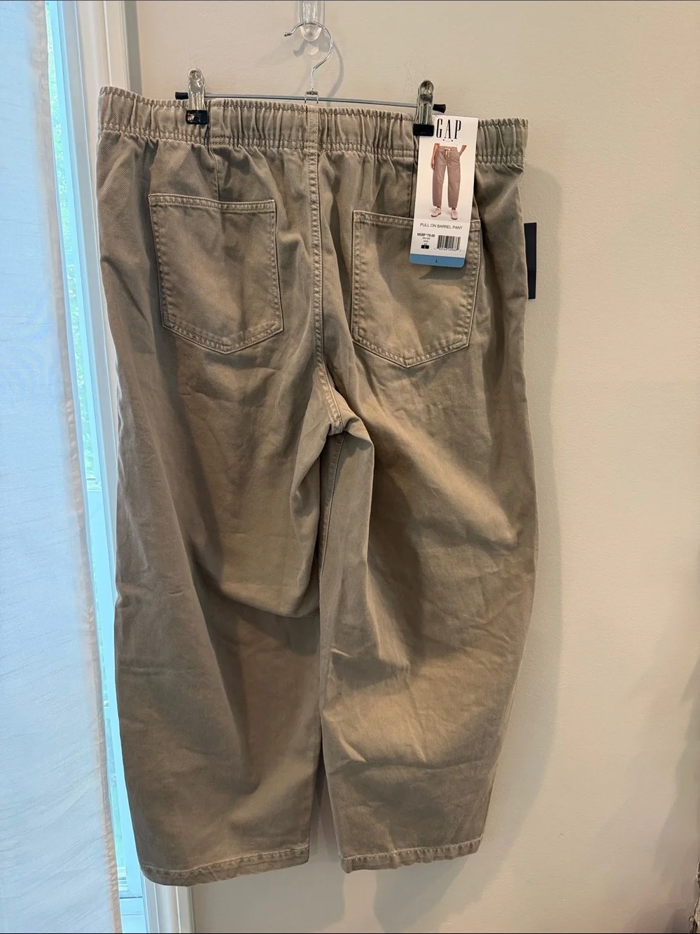 GAP woman’s barrel Elastic Waist Khaki/Tan Chinos